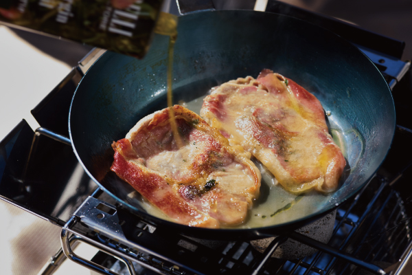 サルティンボッカ（ローマ風肉とハーブの重ね焼き）