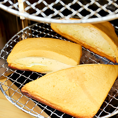 クリームチーズとワサビのディップを挟んだハンペンのスモーク